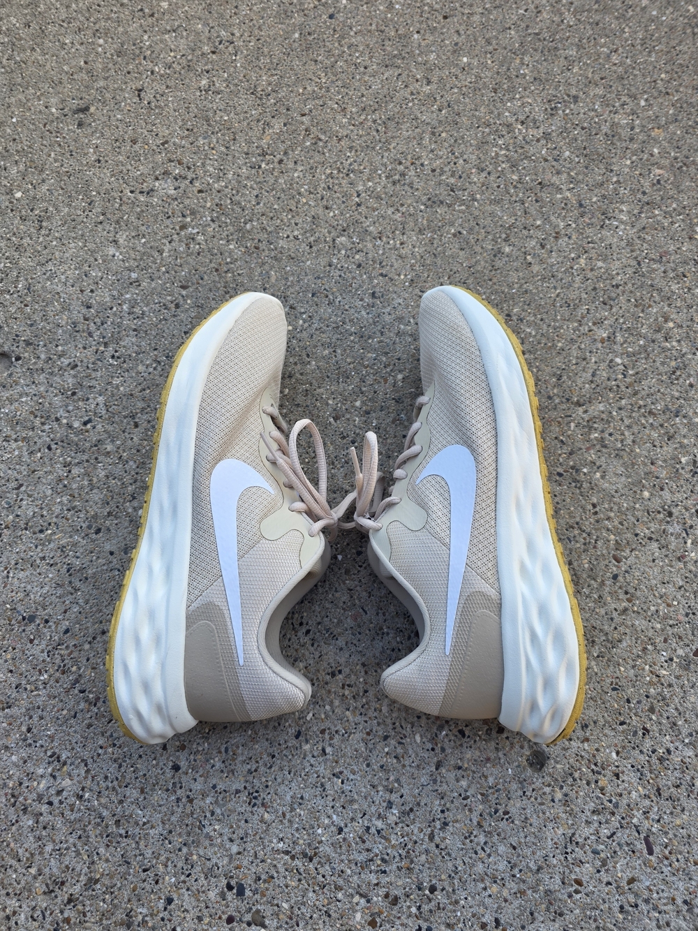 Nike Women's Beige Lightweigt Sneaker  Size 10.5 - Picture 13 of 15